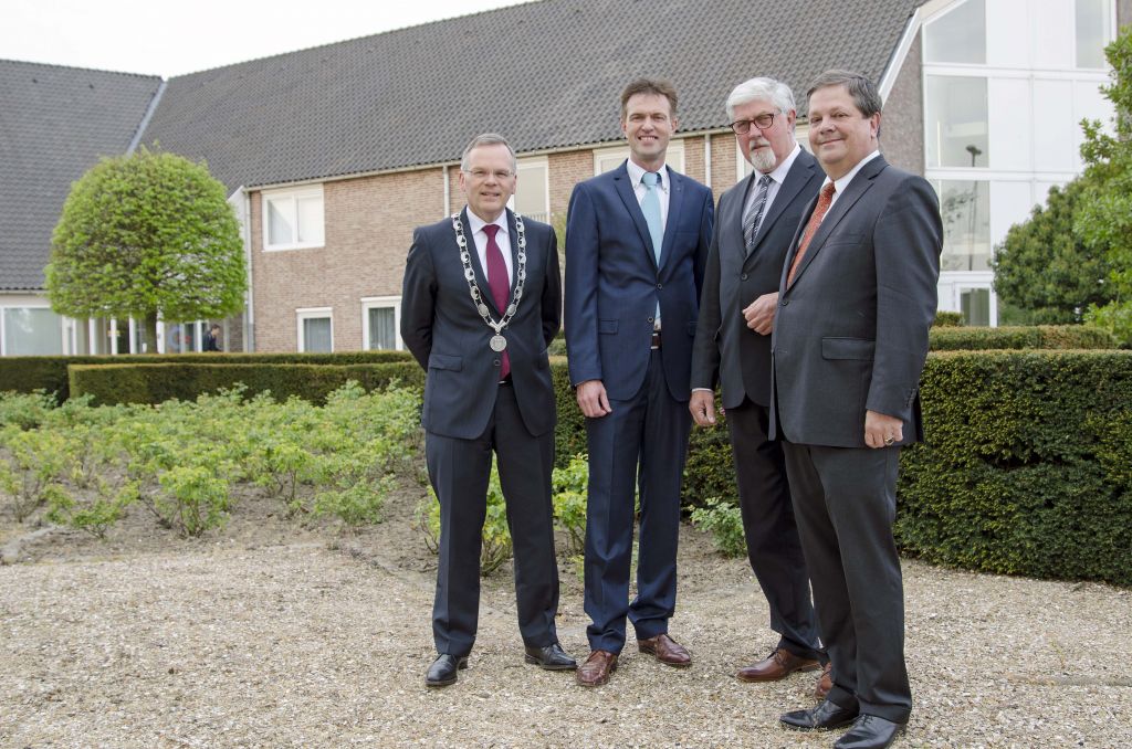 Op de foto staan v.l.n.r. Burgemeester Jan Luteijn en wethouders Pieter Paans, Bas Boelhouwers en Hans Flieringa. - Foto: WiSch Fotografie