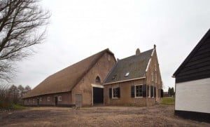 De buitenzijde  is compleet opgefrist, rechts het zomerhuis met educatieve afdeling