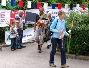 De Seuterwandelvierdaagse was al vanaf het begin een succes. Wandelaars ontvangen na afloop o.a. een medaille (Archieffoto: Arie Pieters©)