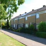 In de v. Ostadestraat in Oud-Beijerland krijgen div. woningen zonnepanelen op het dak.