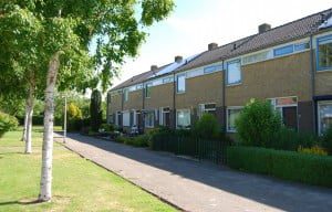 In de v. Ostadestraat in Oud-Beijerland krijgen div. woningen zonnepanelen op het dak.