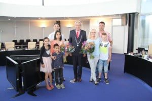 Beide families met burgemeester Borgdorff  - Foto gemeente Binnenmaas