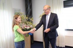 20140711 Wethouder Henk van Etten feliciteert Lisa van der Mark met haar bijzondere prestatie