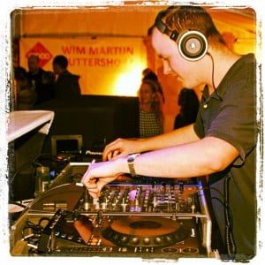 398087_561857903844070_945262177_n