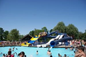 Tussenbad met glijbanen.