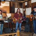 Walt Wilkins en The Mystiqueros stonden afgelopen zaterdagavond 'ineens' op het podium van Grand Café Buffels in 's-Gravendeel. (Foto's: Arie Pieters©)