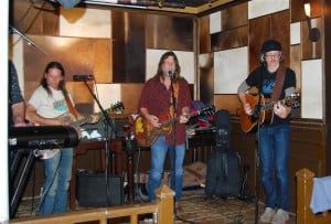 Walt Wilkins en The Mystiqueros stonden afgelopen zaterdagavond 'ineens' op het podium        van Grand Café Buffels in 's-Gravendeel. (Foto's: Arie Pieters©)