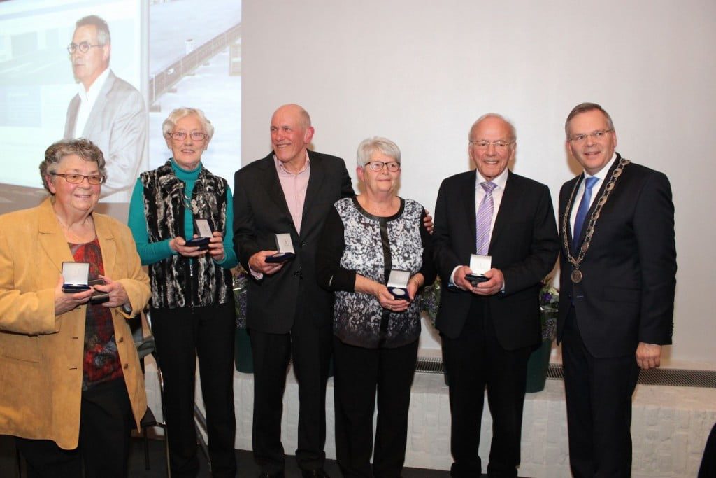 Op de foto van links naar rechts staan: Janny Kaman-Zevenbergen Maddy Flisijn Vincent Koenhein Maartje Van der Plas-van der Velden Gerrit de Graaf Burgemeester Jan Luteijn