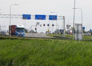 Bij de op- en afrit van de A29 is vooralsnog het enige punt in de regio waar        hogere waarden van fijnstof worden gemeten in de regio. (Foto: Arie Pieters©)