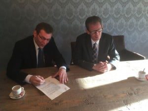 20150331 Ondertekening overeenkomst verkoop aulas Puttershoek en Mijnsheerenland