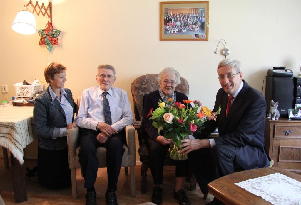 20150929-Bezoek-burgemeester-echtpaar-Visser-'s-Gravendeel-65-jarig-huwelijk