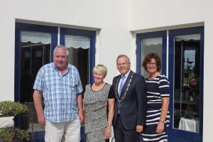 Burgemeester-feliciteert-echtpaar-Van-der-Meer-met-smaragden-huwelijk