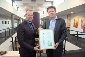 20151116-Uitreiking-CO2-certificaat-Indaver---wethouder-Joosten-(duurzame-afvalverwerking-van-openbaar-groen)