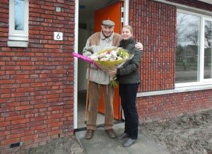 Dhr. Mailly mocht uit handen van Gerda Huiskamp van HW Wonen de off. eerste sleutel ontvangen - Foto Arie Pieters