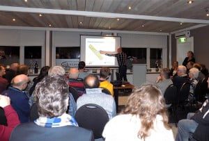 Een volle zaal in Partycentrum Concordia. Veel buurtbewoners waren afgekomen op de informatie-avond, die HW Wonen en de gem. Binnenmaas hadden georganiseerd om een toelichting te geven op de nieuwbouwplannen in de Roodenburg Vermaatstraat.