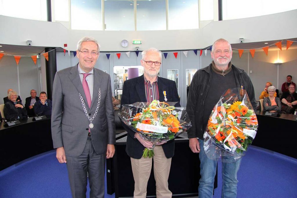 20160426-Lintjesregen-2016-groepsfoto-met-burgemeester-(klein)