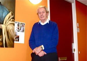 Gerard van Roon naast schilderij B2 2013