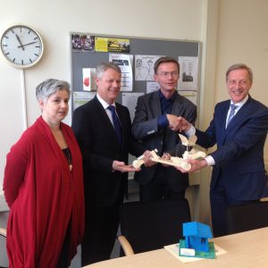 Rianne Koole (directeur Actief College), Bert Tuk (CSG De Waard), wethouder Harry van Waveren en Luc van Heeren (stichting ACIS).