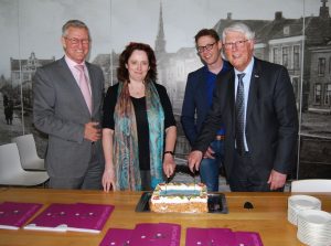 De feestelijke bijeenkomst in het hoofdkantoor van HW Wonen kreeg een extra feestelijk tintje  middels het gezamenlijk aansnijden van de taart.