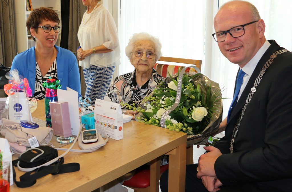 bezoek 107-jarige mevrouw Kegel-de Koning 2