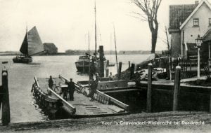 Veerdienst 's-Gravendeel-Wieldrecht omstreeks 1910. De veerpont werd getrokken door een sleepboot. Trefwoorden pont, veerdienst
