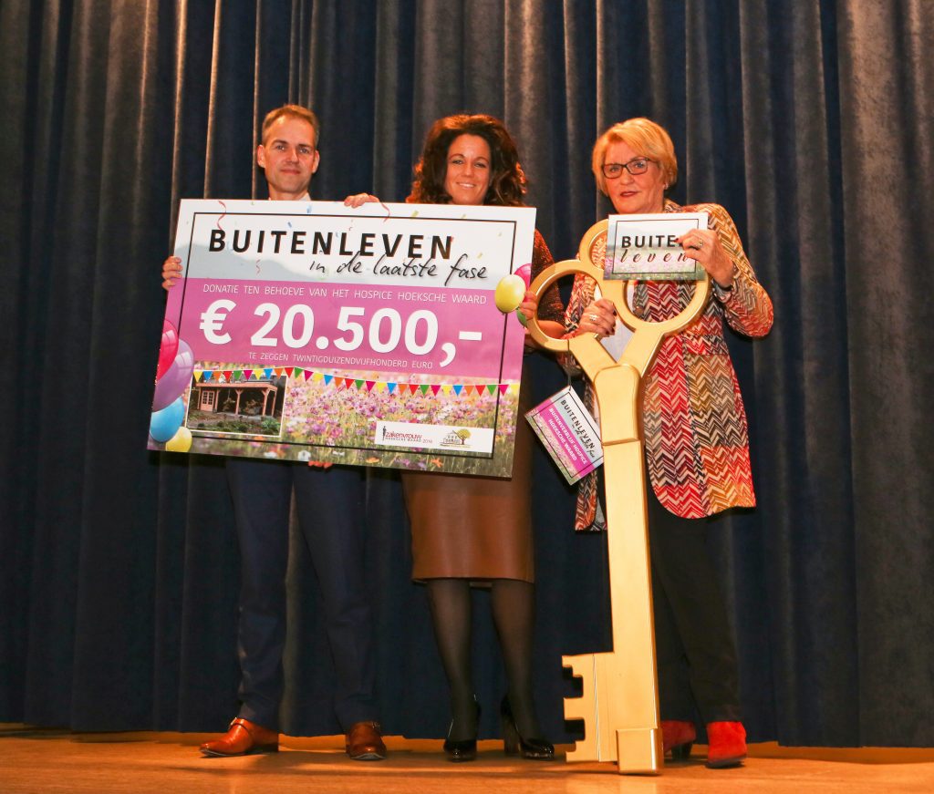 Hanneke van Kooten overhandigde de cheque - Foto: QPhoto.nl