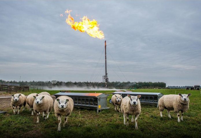Foto_Het affakkelen van gas tijdens soortgelijke onderhoudswerkzaamheden vorig jaar, oktober 2016_Foto QPHOTO