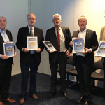 Het Samenwerkingsverband Van Bronhouders (SVB) overhandigt oorkondes aan de portefeuillehouders van de vijf gemeenten. Volgens de landelijke traditie gebeurde dit onder het genot van een stukje taart.