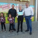 De symbolische overhandiging van het geldbedrag aan Comité Dak voor het Dorp. &nbsp;(v.l.n.r): Marc van den Berg (Holiday Concept) , Rita Sterk-van der Straaten (Comite) , Hans Bogaerts (PLUS)&nbFoto: Rene Koster