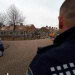 Wijkagenten van Voorst en de Man bewaken de omgeving bij de gaslekkage in Puttershoek