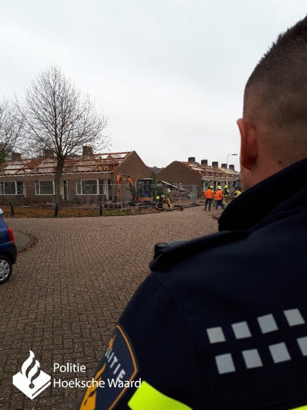 Wijkagenten van Voorst en de Man bewaken de omgeving bij de gaslekkage in Puttershoek