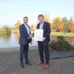 Op maandag 5 november ontving wethouder Van Noort het CO2-certificaat 2017 uit handen van de heer Jansen van afvalverwerkingsbedrijf Indaver.