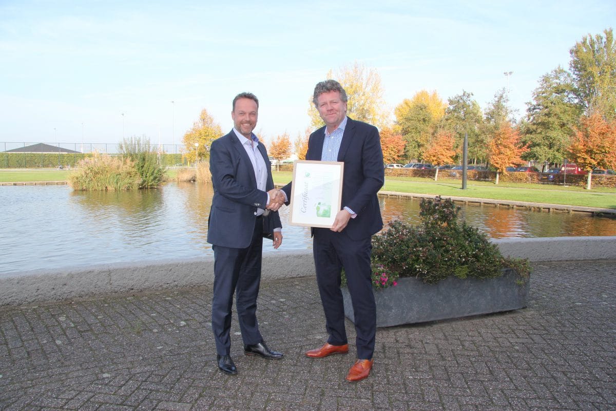 Op maandag 5 november ontving wethouder Van Noort het CO2-certificaat 2017 uit handen van de heer Jansen van afvalverwerkingsbedrijf Indaver.