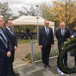 Namens de Hoeksche Waardse gemeenten leggen de (loco)burgemeesters/wethouders Wethouder Piet van Leenen Burgemeester Servaas Stoop,Burgemeester Jan Luteijn, Wethouder Paulien Tanja en Wethouder Leonvan Noort een krans bij het monument Luchtoorlog Hoeksche Waard ‘40-‘45.