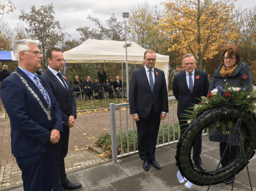 Namens de Hoeksche Waardse gemeenten leggen de (loco)burgemeesters/wethouders Wethouder Piet van Leenen Burgemeester Servaas Stoop,Burgemeester Jan Luteijn, Wethouder Paulien Tanja en Wethouder Leonvan Noort een krans bij het monument Luchtoorlog Hoeksche Waard ‘40-‘45.