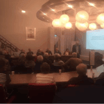 Foto: Arie Brussaard van HWDuurzaam geeft een presentatie over het Postcoderoos-project Christinastraat in Numansdorp.