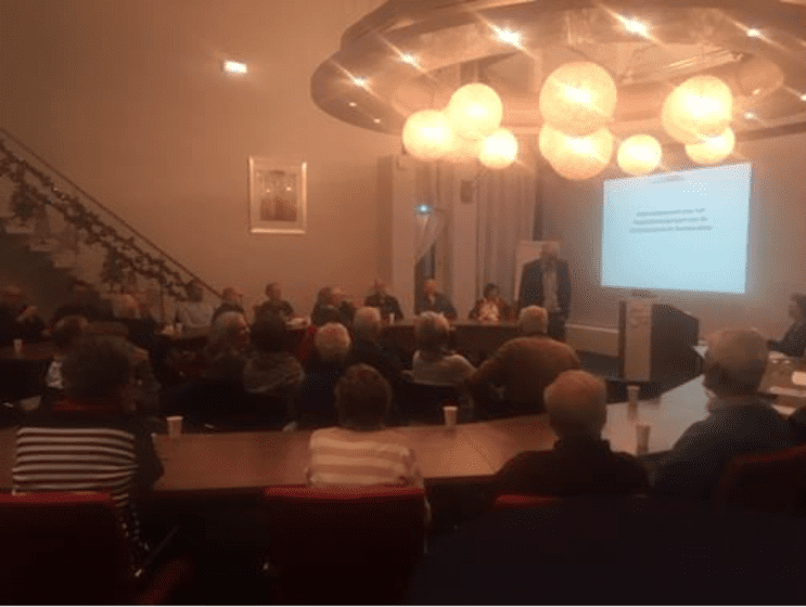 Foto: Arie Brussaard van HWDuurzaam geeft een presentatie over het Postcoderoos-project Christinastraat in Numansdorp.