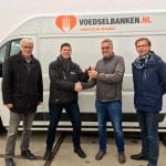 Onder toeziend oog van Harry van Waveren en Arie Mol overhandigde Richard Both van Bedrijfswagencentrum Hoeksche Waard de sleutels van de nieuwe koelwagen aan Gert-Jan Onnink, voorzitter van stichting Voedselbank Hoeksche Waard.