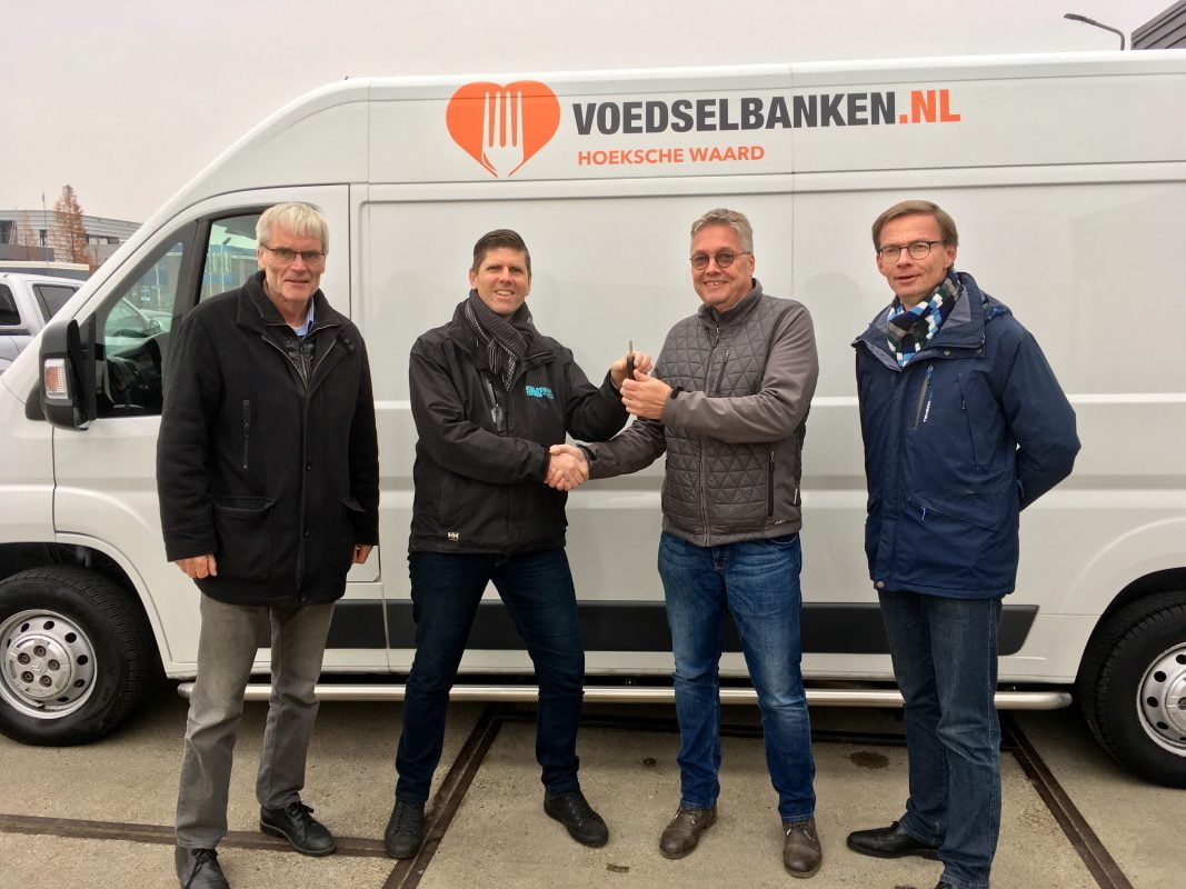 Onder toeziend oog van Harry van Waveren en Arie Mol overhandigde Richard Both van Bedrijfswagencentrum Hoeksche Waard de sleutels van de nieuwe koelwagen aan Gert-Jan Onnink, voorzitter van stichting Voedselbank Hoeksche Waard.