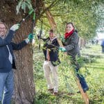 Burgemeester Servaas Stoop, directeur Zuid-Hollands Landschap, Michiel Houtzagers en voorzitter HWL Els van Veen, openen gezamenlijk symbolisch de Natuurwerkdag in Zuid-Holland