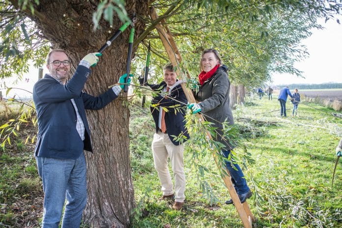 openingshandeling_natuurwerkdag_2018 Burgemeester Servaas Stoop, directeur Zuid-Hollands Landschap, Michiel Houtzagers en voorzitter HWL Els van Veen, openen gezamenlijk symbolisch de Natuurwerkdag in Zuid-Holland