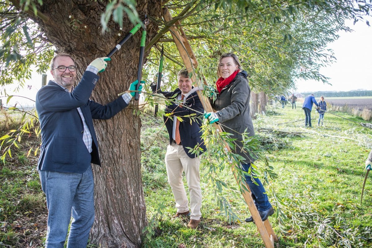 Burgemeester Servaas Stoop, directeur Zuid-Hollands Landschap, Michiel Houtzagers en voorzitter HWL Els van Veen, openen gezamenlijk symbolisch de Natuurwerkdag in Zuid-Holland