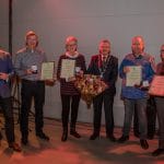 Burgemeester Jan Luteijn reikte de allerlaatste Cromstrijense waarderingspenningen uit aan vijf burgers