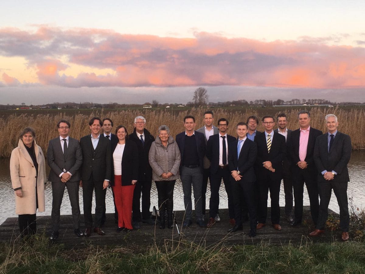 Het college van burgemeester en wethouders en vertegenwoordigers van de zeven marktpartijen - BPD Ontwikkeling, AM, Syntrus Achmea, Roosdom Tijhuis, Ballast Nedam Development, Van der Vorm Vastgoed, Adriaan van Erk - in het plangebied Stougjesdijk-Oost, voorafgaand aan de ondertekening van het hoofdlijnenakkoord