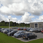 De tijdelijke units komen achter het gemeentehuis in Maasdam - Foto Google Streetview