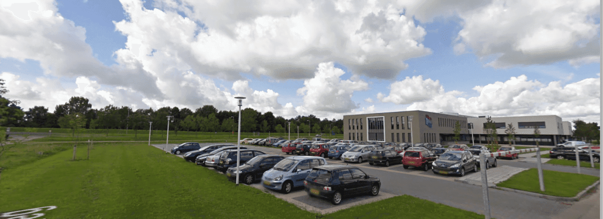 De tijdelijke units komen achter het gemeentehuis in Maasdam - Foto Google Streetview