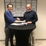 Arie Troost en Dick de Heus schudden elkaar de hand na het zetten van de handtekeningen.