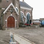 De groep oude magnolia's naast de voordeur van de Hervormde Kerk is 'onder de zaag verdwenen'. Net als einde vorig jaar drie Noorse esdoorns, die ook zouden blijven staan. (Foto: Arie Pieters/'Fraxinus Excelsior')