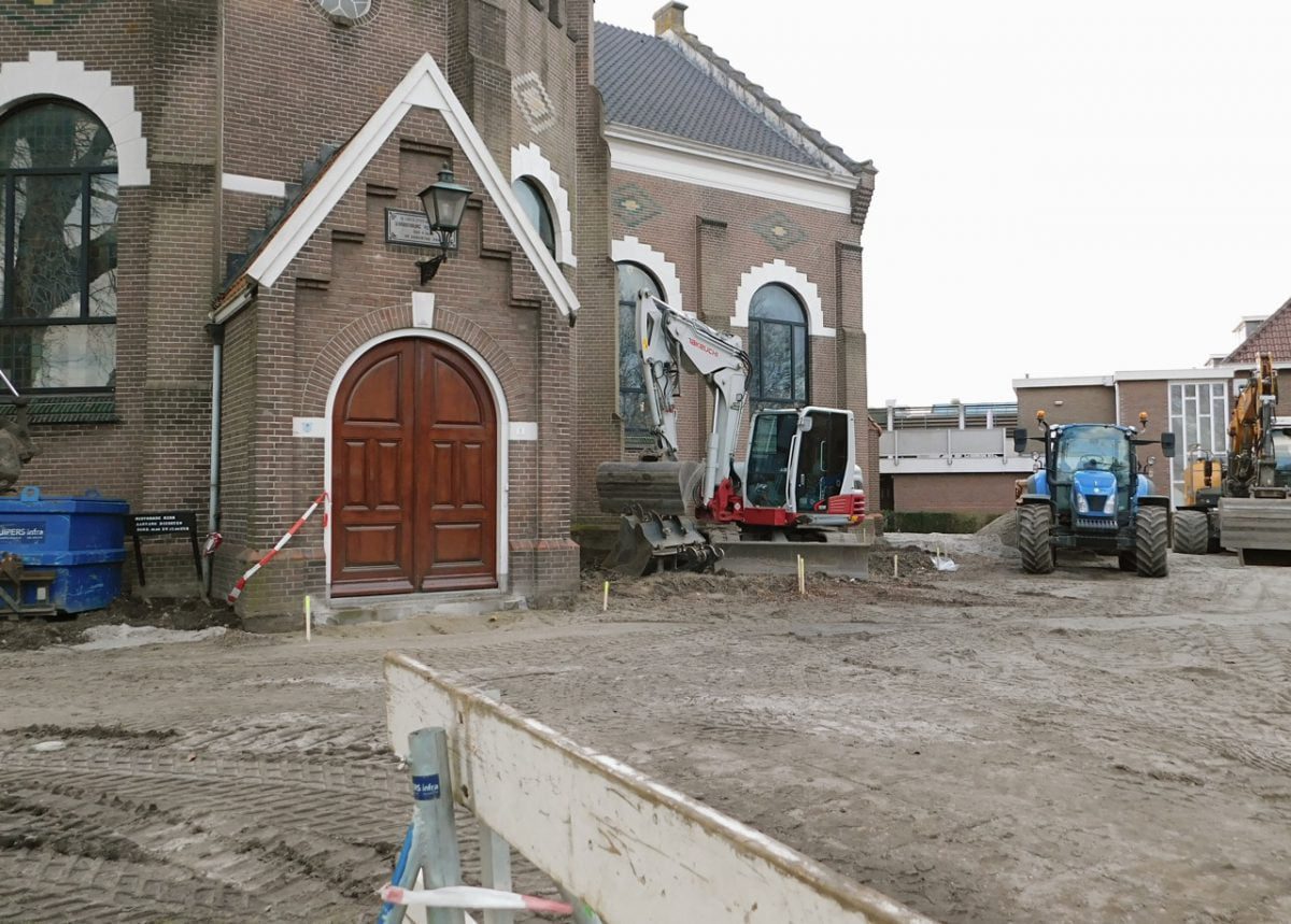 De groep oude magnolia's naast de voordeur van de Hervormde Kerk is 'onder de zaag verdwenen'. Net als einde vorig jaar drie Noorse esdoorns, die ook zouden blijven staan. (Foto: Arie Pieters/'Fraxinus Excelsior')