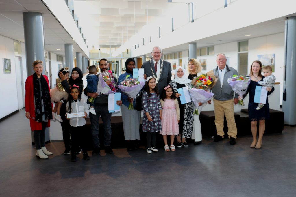Gezellige naturalisatieceremonie in het gemeentehuis van de Hoeksche Waard in Maasdam